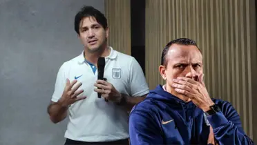 Bruno Marioni en conferencia de prensa y Alejandro Restrepo tapándose la boca