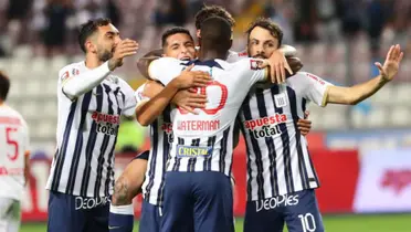 Alianza Lima celebrando el gol de Kevin Serna ante Atlético Grau