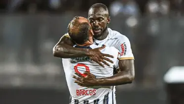 Cecilio Waterman abrazando a Hernán Barcos en un partido de Alianza Lima