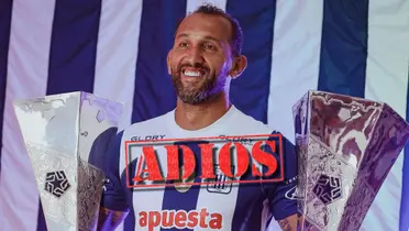 Hernán Barcos con los trofeos de la temporada 2021 y 2022