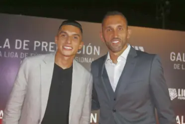 Kevin Serna junto con Hernán Barcos en la gala de premiación de la Liga 1
