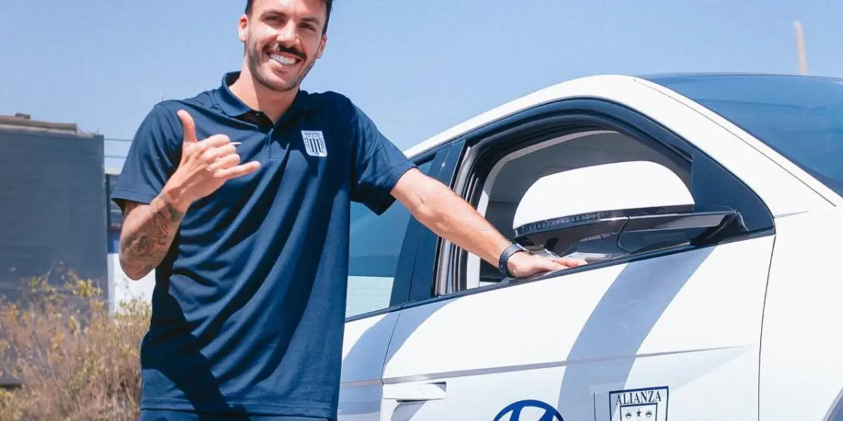 Sebastián Rodríguez posando con un auto Hyundai a las afueras de Matute