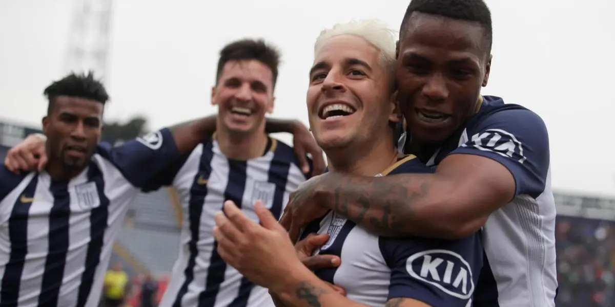 Alejandro Hohberg celebrando un gol con lo ex jugadores de Alianza Lima