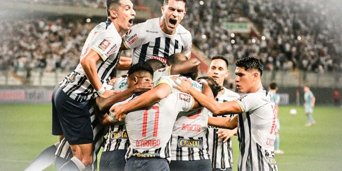 Alianza Lima celebrando en el Estadio Nacional tras el gol