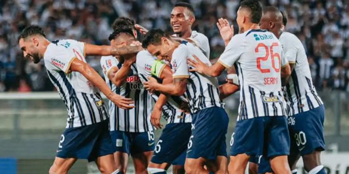 Alianza Lima disputando un partido en el Estadio Nacional
