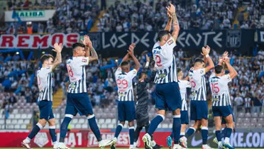 Alianza Lima saludando a la hinchada tras el partido ante Atlético Grau