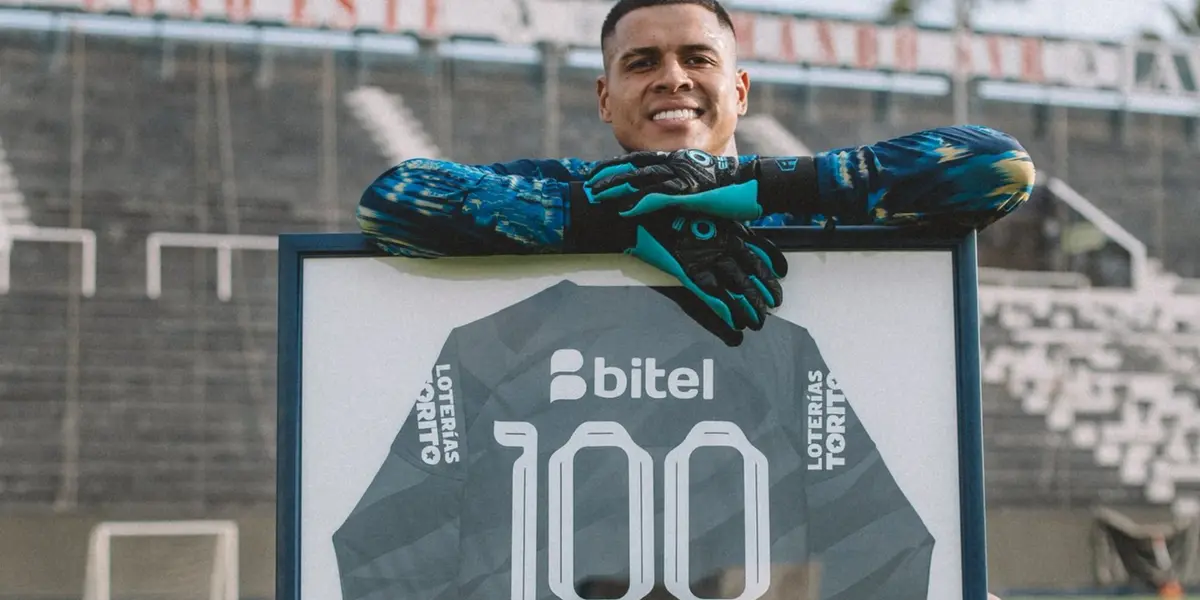 Ángelo Campos con el cuadro que le regaló Alianza Lima