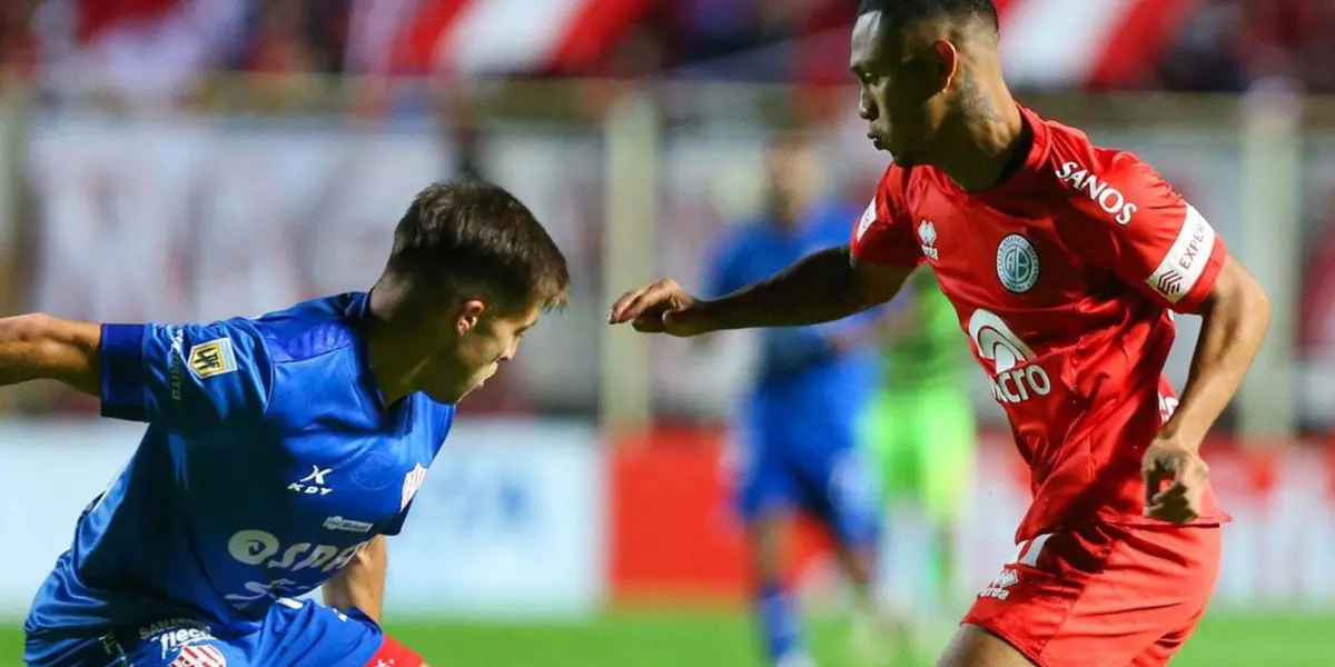 Bryan Reyna en un jugada dividida con un jugador del fútbol argentino
