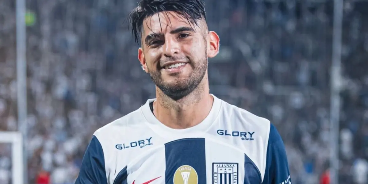 Carlos Zambrano luciendo la camiseta de Alianza Lima