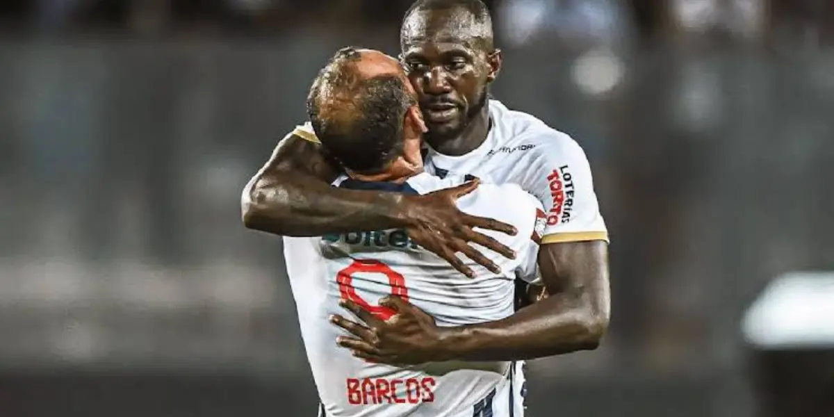 Cecilio Waterman celebrando junto con Hernán Barcos en Alianza Lima