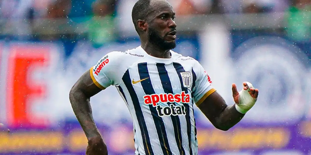 Cecilio Waterman con la camiseta local de Alianza Lima
