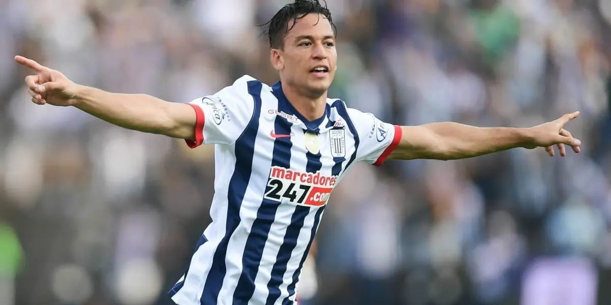 Cristian Benavente celebrando un gol con la camiseta de Alianza Lima