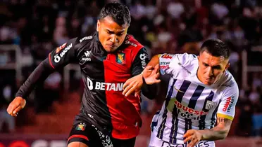 Cristian Neira disputando un balón en el partido en Arequipa