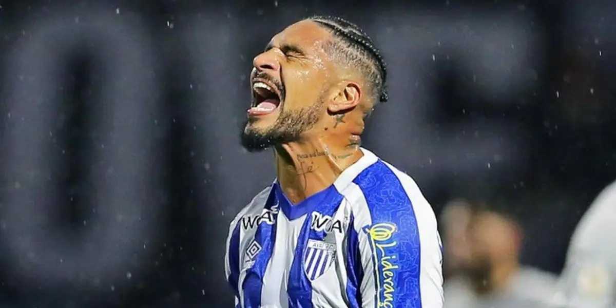 El delantero peruano no vive sus mejores días en Brasil y su futuro parece más que decidido