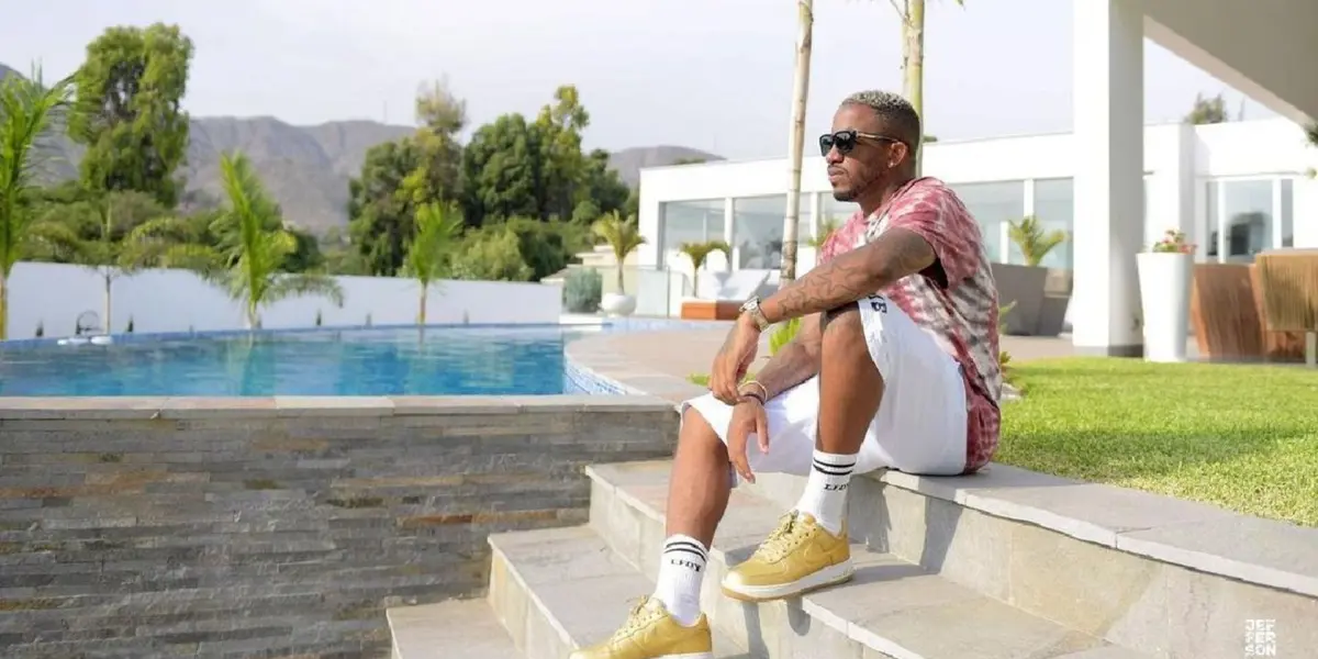 El ex futbolista blanquiazul hizo un tour sobre su lujosa propiedad