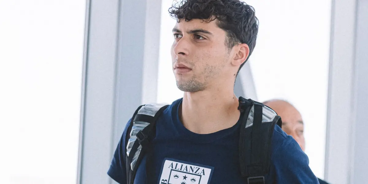 Franco Zanelatto llegando a Arequipa con el plantel de Alianza Lima