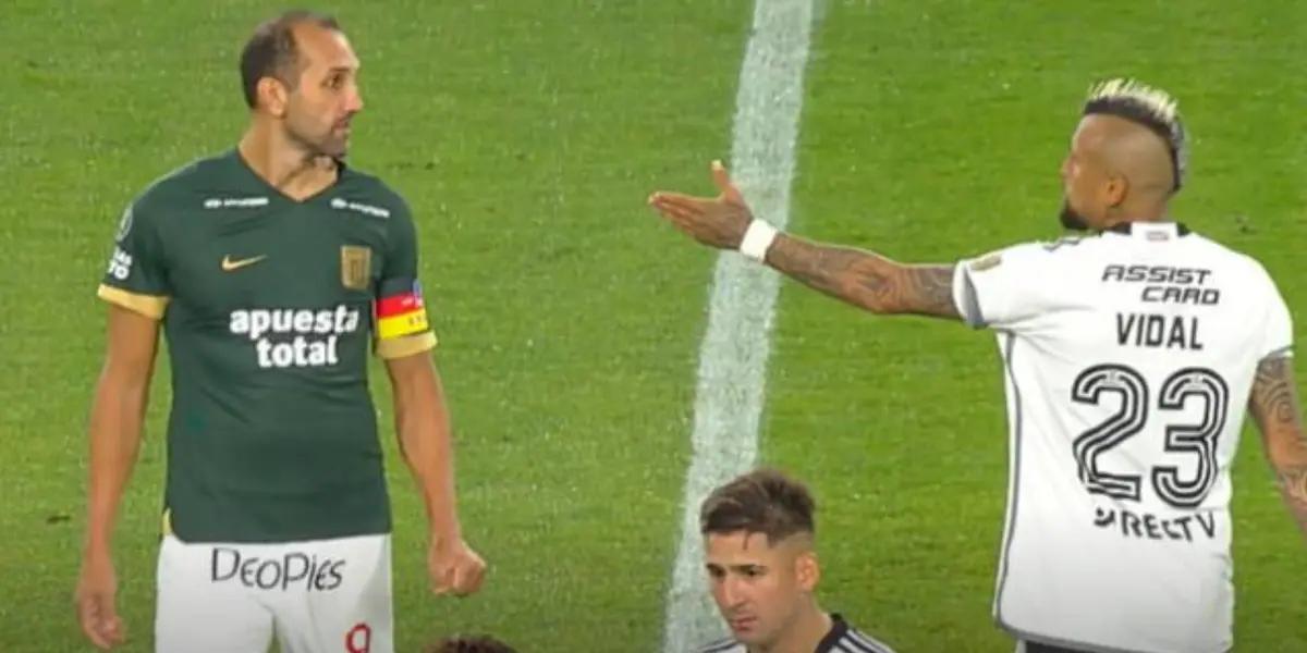Hernán Barcos enfrentándose a Arturo Vidal en el partido