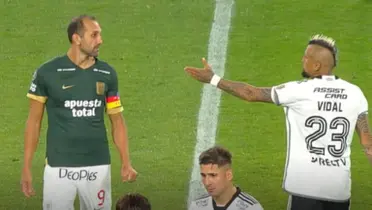 Hernán Barcos enfrentándose a Arturo Vidal en el partido