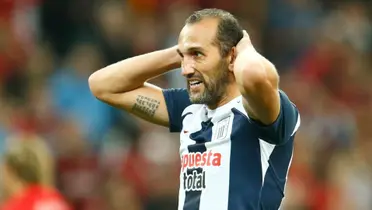 Hernán Barcos lamentándose con la camiseta de Alianza Lima