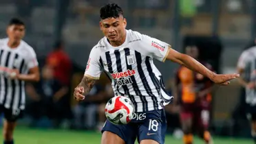 Jeriel De Santis con el balón en el partido ante Atlético Grau