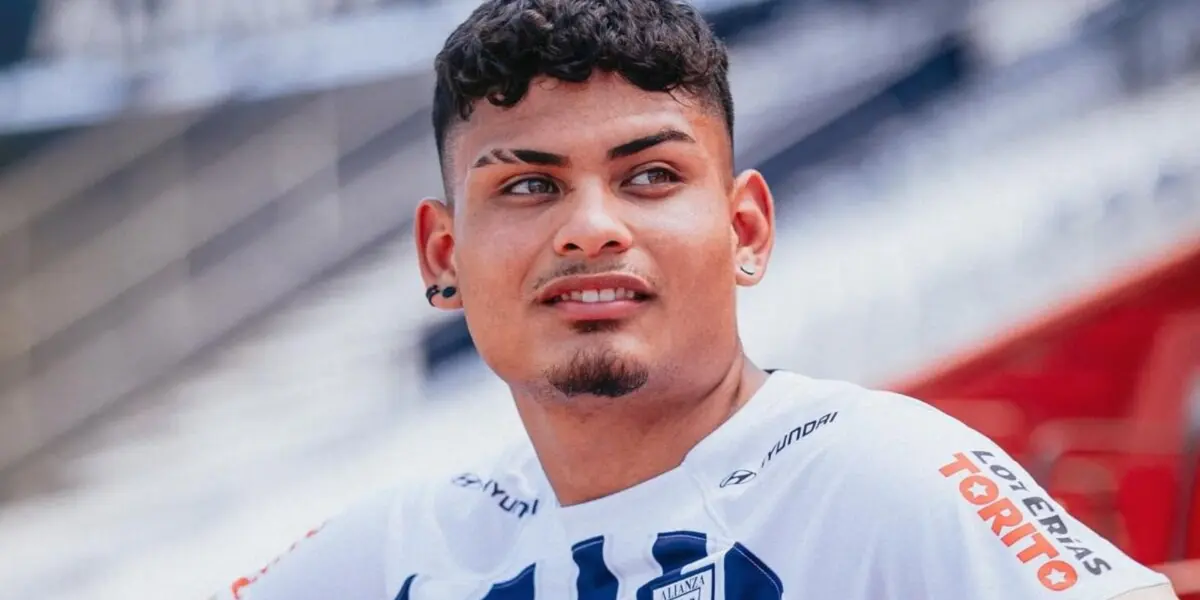 Jeriel De Santis posando con la camiseta de Alianza Lima