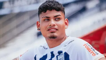 Jeriel De Santis posando con la camiseta de Alianza Lima