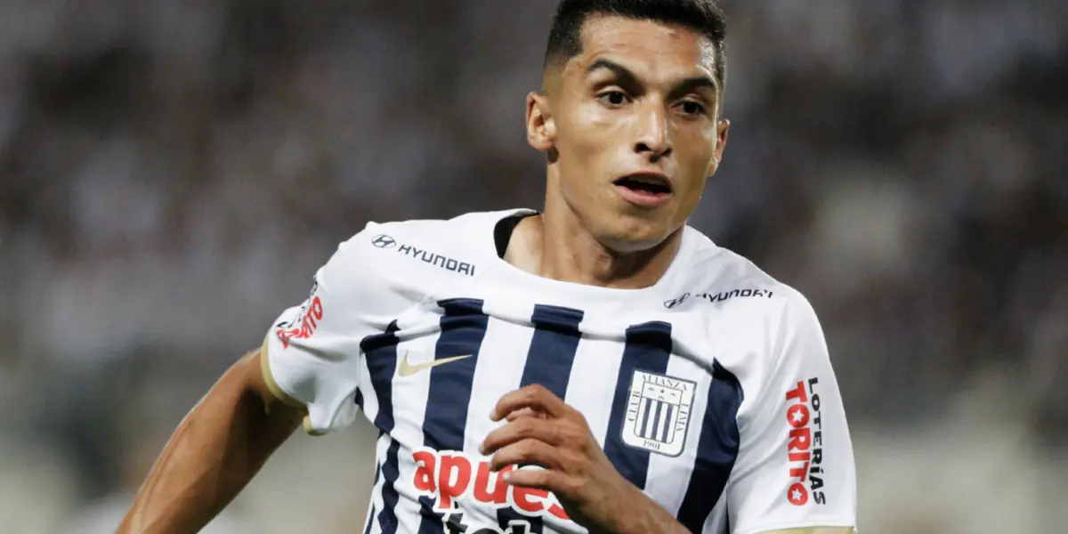 Kevin Serna vistiendo la camiseta de Alianza Lima en un partido
