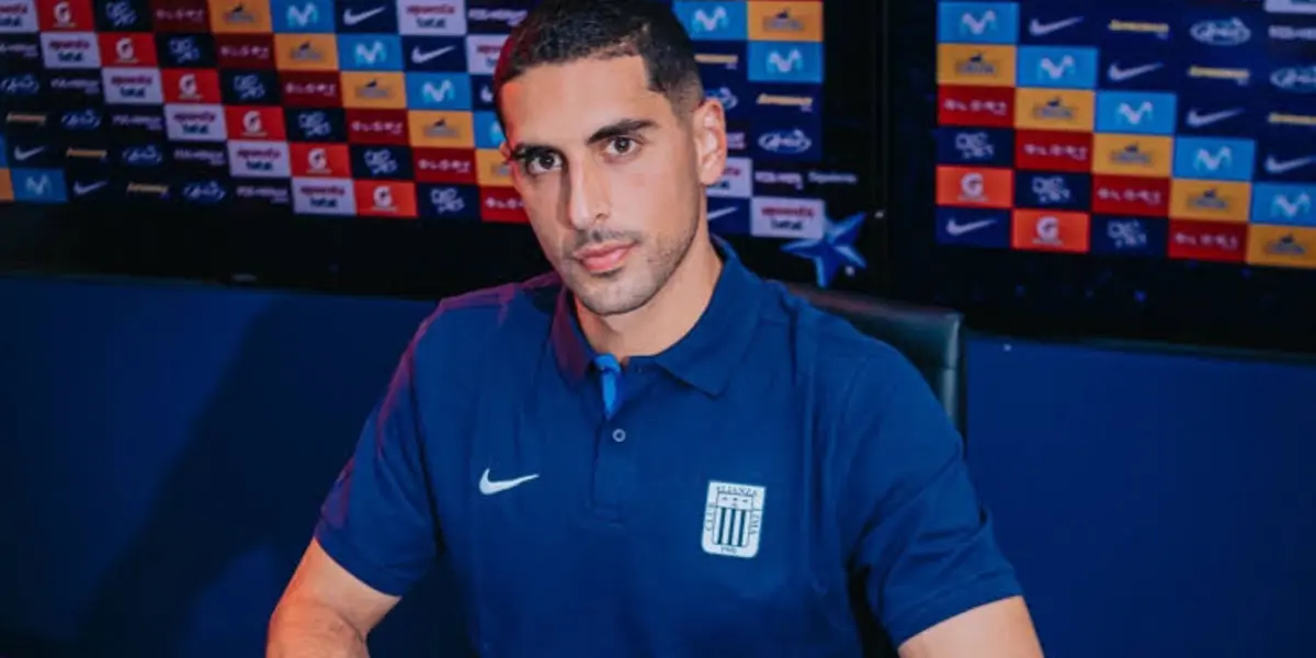 Pablo Sabbag firmando su renovación con Alianza Lima