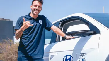 Sebastián Rodríguez posando con un auto Hyundai a las afueras de Matute