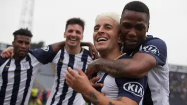 Alejandro Hohberg celebrando un gol con lo ex jugadores de Alianza Lima